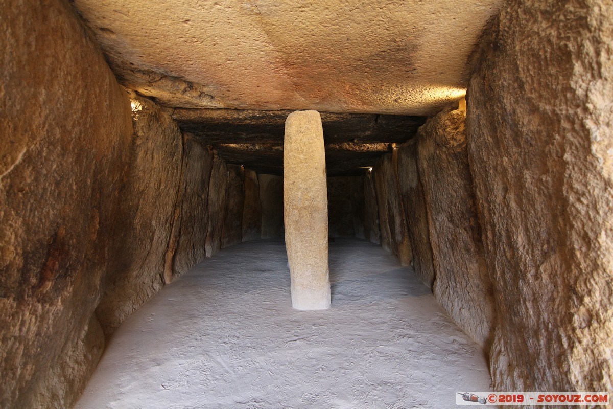Antequera - Dolmen de Menga
Mots-clés: Andalucia Antequera ESP Espagne Conjunto Arqueologico Dolmenes de Antequera Dolmen de Menga Dolmen Ruines Megalithique