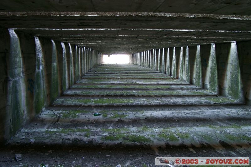 Ancienne base de sous-marins
dispositif anti bombe
