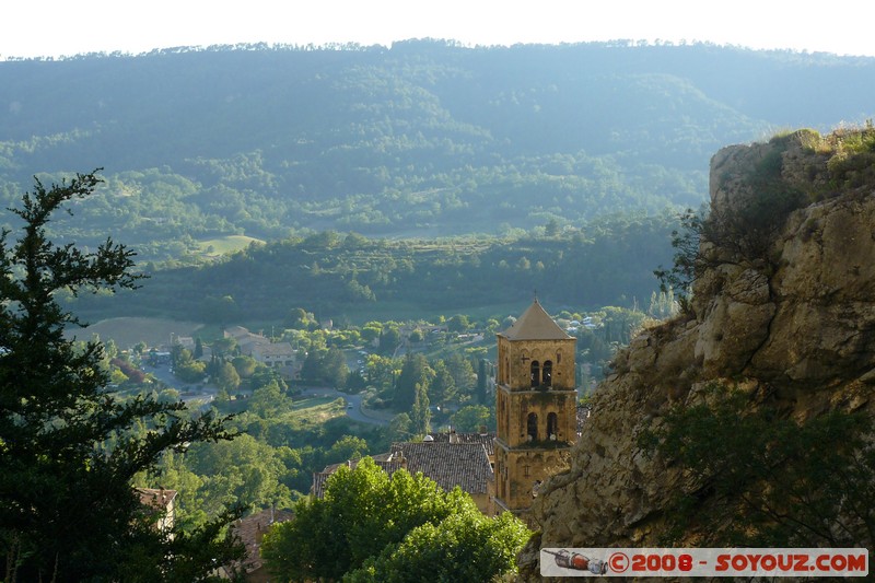 Moustiers-Sainte-Marie - Vue sur le village
Mots-clés: Eglise