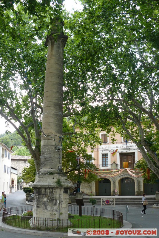 Fontaine-de-Vaucluse - La colonne pour celebrer le 600e anniversaire de la naissance de Petrarque
Mots-clés: sculpture