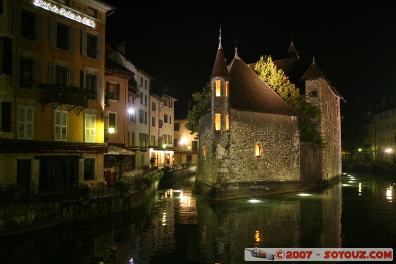 Annecy By Night - Le Palais de l'isle
Mots-clés: Nuit