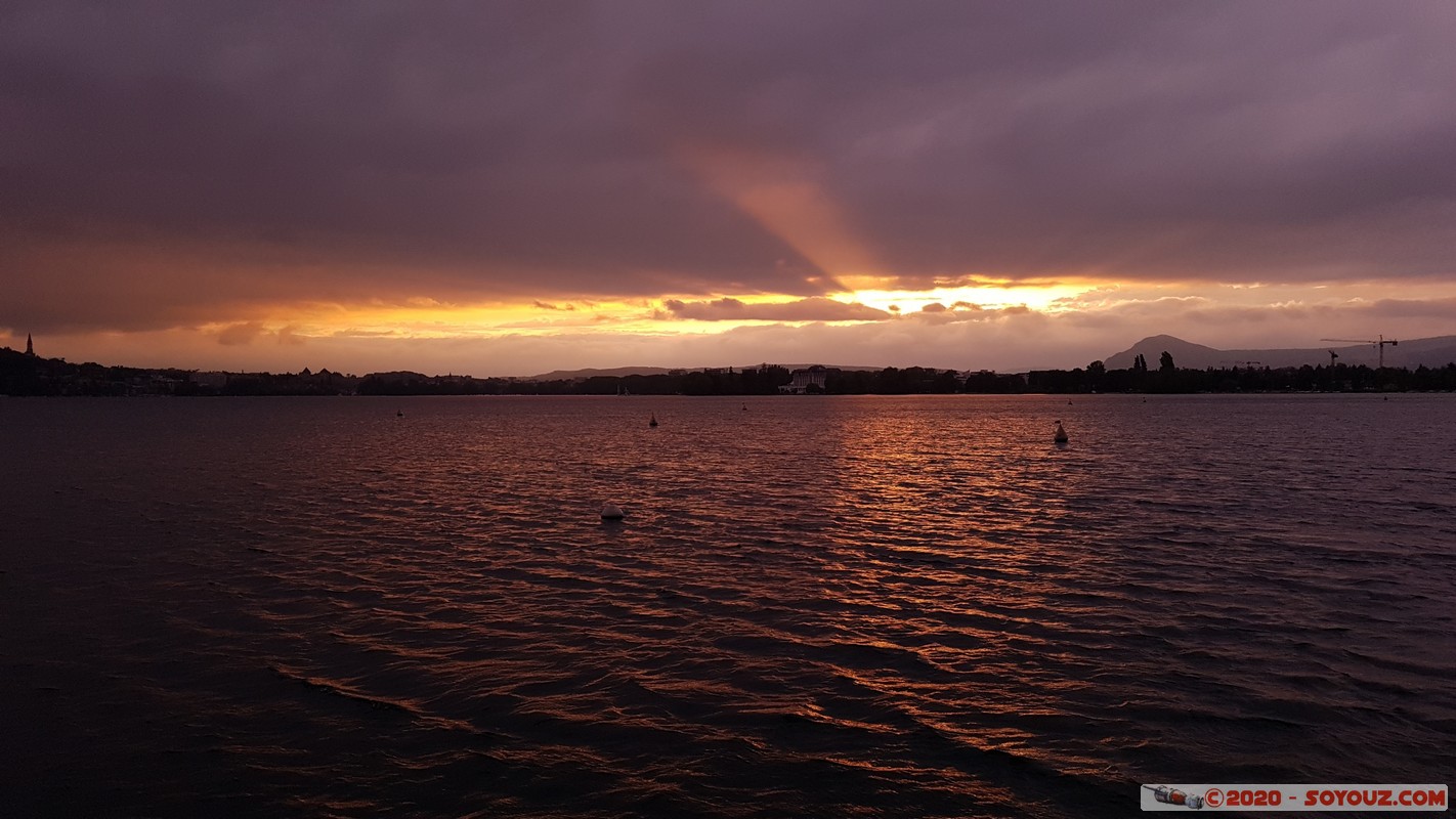 Veyrier-du-Lac - Coucher de Soleil sur le lac d'Annecy
Mots-clés: Auvergne-Rh&ocirc;ne-Alpes Chavoire FRA France geo:lat=45.89917040 geo:lon=6.16167874 geotagged Veyrier-du-Lac sunset Nuages Lac