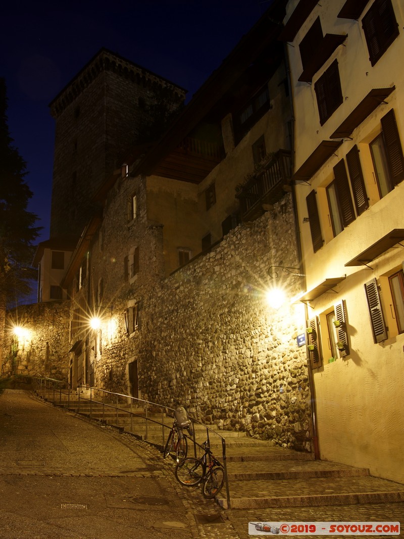 Annecy By Night - Montee Perriere
Mots-clés: Nuit Montee Perriere