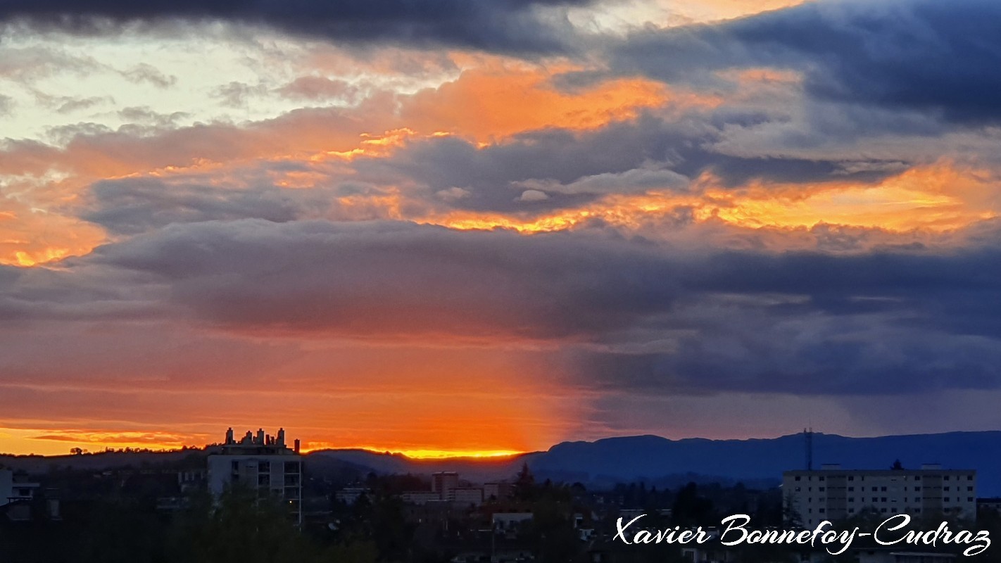 Annecy-le-Vieux - Coucher de Soleil
Mots-clés: Annecy-le-Vieux Auvergne-Rh&ocirc;ne-Alpes FRA France geo:lat=45.91466189 geo:lon=6.14093162 geotagged sunset Nuages Lumiere Clarines