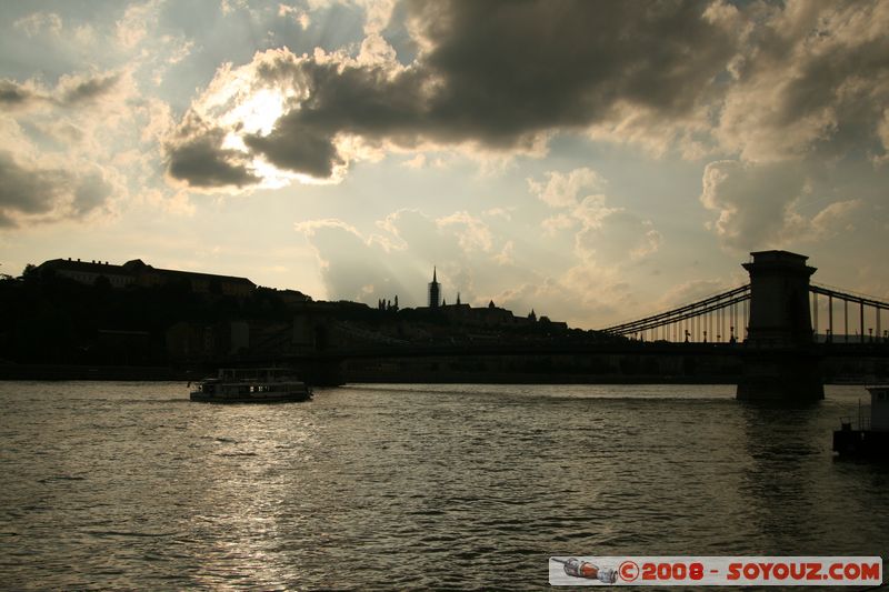 Budapest - Szechenyi Lanchid
Mots-clés: sunset Riviere Danube