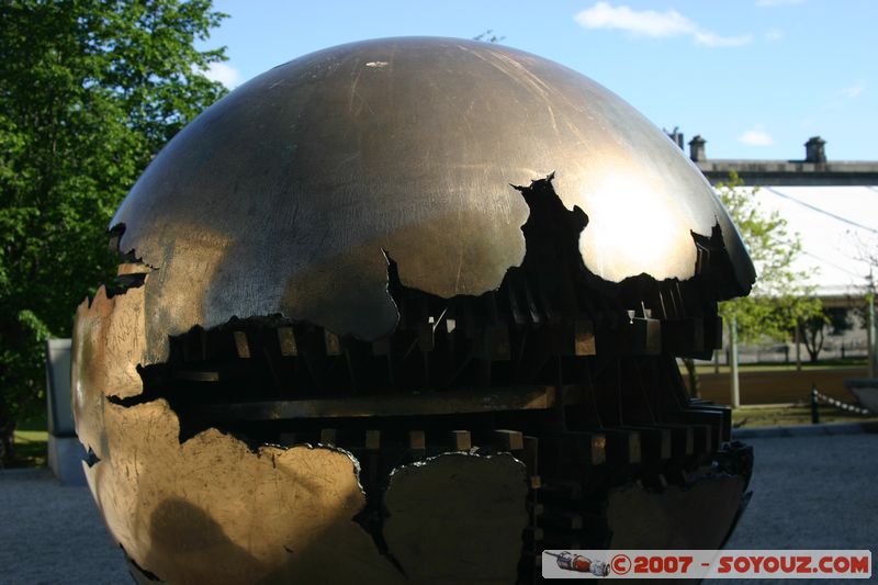 sphere within sphere de Arnoldo Pomodoro
