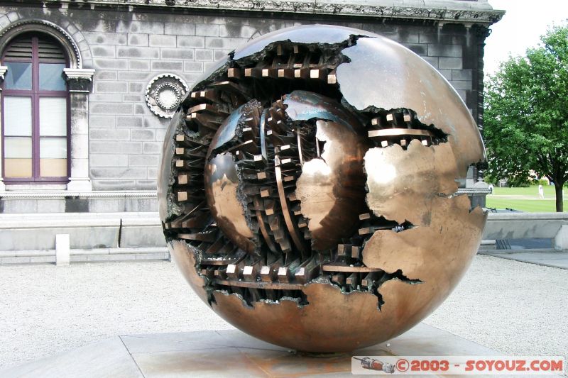 Dublin - Trinity College - sphere within sphere
Sculpture de Arnaldo Pomodoro.

