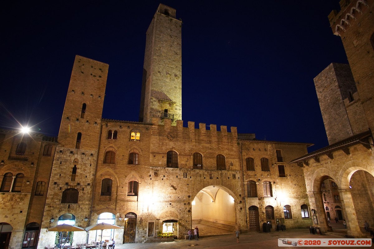 San Gimignano by  night -  Palazzo Vecchio del Podest&agrave;, Torre Rognosa e Torre Chigi
Mots-clés: geo:lat=43.46788667 geo:lon=11.04304236 geotagged ITA Italie San Gimignano Toscana Nuit Palazzo Vecchio Torre Rognosa Torre Chigi Piazza del Duomo