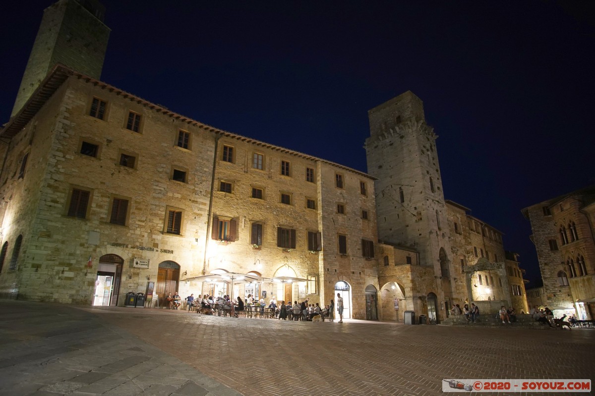 San Gimignano by  night - Piazza della Cisterna
Mots-clés: geo:lat=43.46742788 geo:lon=11.04350215 geotagged ITA Italie San Gimignano Toscana Nuit Piazza della Cisterna Torre Rognosa Torre del Diavolo