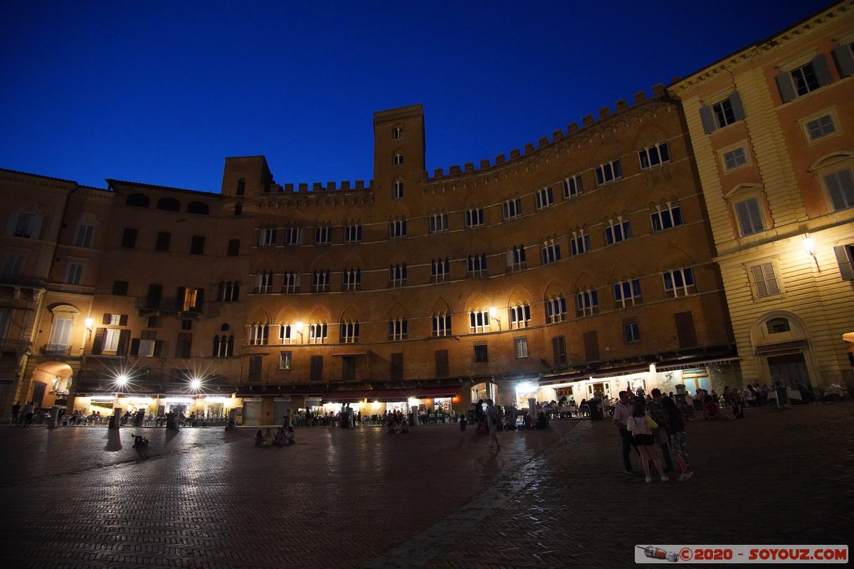 Siena by night - Piazza del Campo - Palazzo Sansedoni
Mots-clés: geo:lat=43.31865979 geo:lon=11.33199792 geotagged ITA Italie Siena Toscana patrimoine unesco Piazza del Campo Nuit Palazzo Sansedoni
