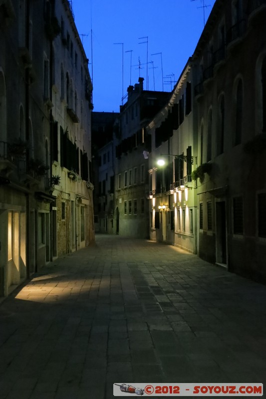Venezia di notte - Rio Tera Della Mandola
Mots-clés: geo:lat=45.43473274 geo:lon=12.33259962 geotagged ITA Italie San Polo Sesti&Atilde;&uml;re di San Marco Veneto patrimoine unesco Nuit