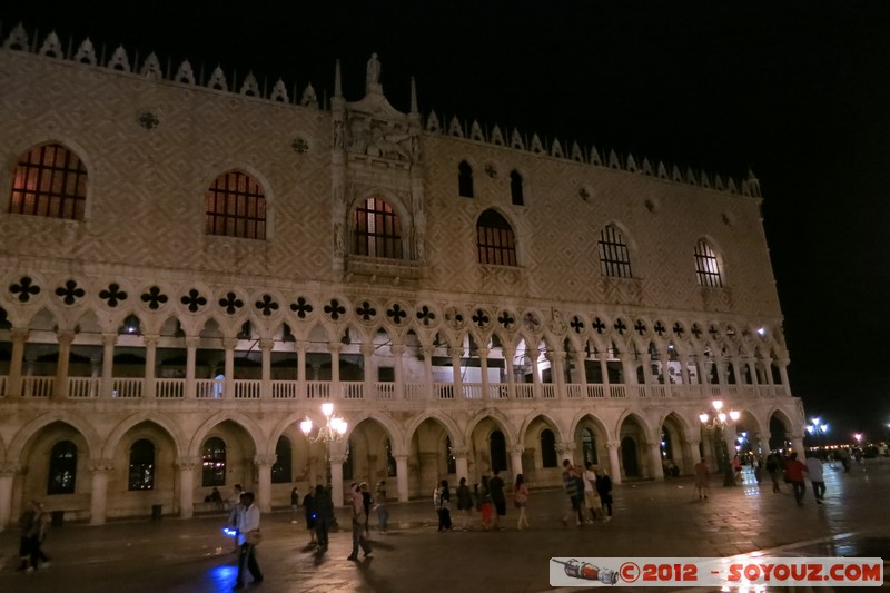 Venezia di notte - Piazza San Marco - Palazzo Ducale
Mots-clés: geo:lat=45.43373711 geo:lon=12.33979030 geotagged ITA Italie Sesti&Atilde;&uml;re di San Marco Veneto Venezia patrimoine unesco Nuit Piazza San Marco Palazzo Ducale