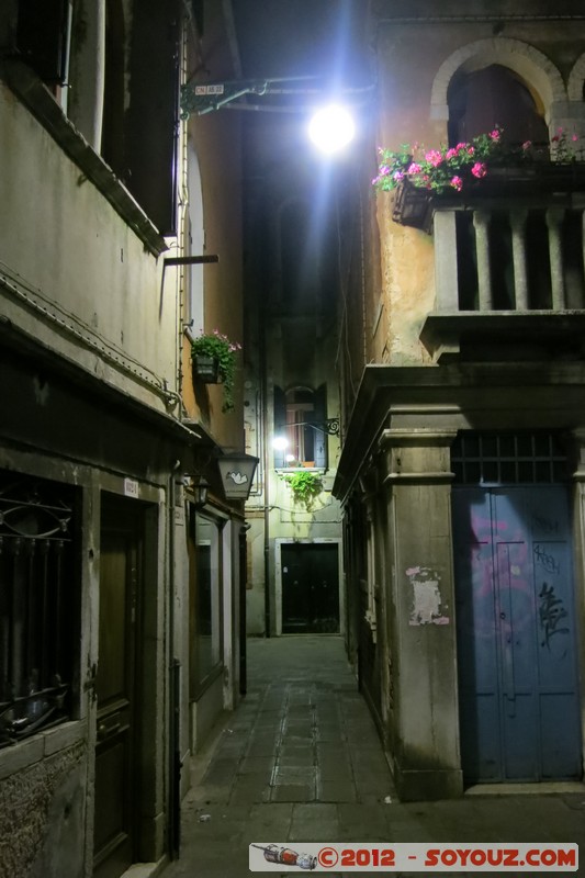 Venezia di notte - Rio Tera San Leonardo
Mots-clés: Cannaregio geo:lat=45.44393106 geo:lon=12.32917870 geotagged ITA Italie Sesti&Atilde;&uml;re di Cannaregio Veneto patrimoine unesco Nuit