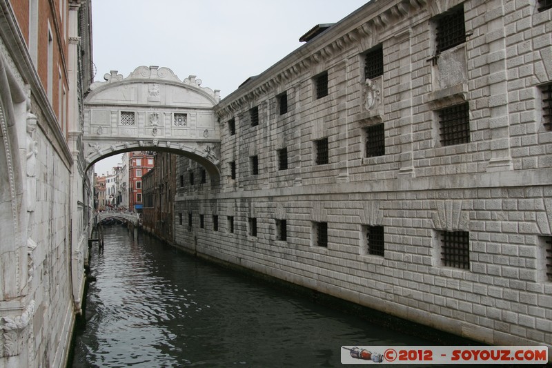 Venezia - Ponte dei Sospiri
Mots-clés: geo:lat=45.43359365 geo:lon=12.34100543 geotagged ITA Italie Sesti&Atilde;&uml;re di San Marco Veneto Venezia patrimoine unesco Pont