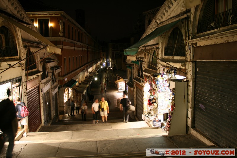 Venezia di notte - Ponte di Rialto
Mots-clés: Castello geo:lat=45.43804644 geo:lon=12.33605427 geotagged ITA Italie SestiÃ¨re di San Marco Veneto patrimoine unesco Nuit Canal Grande canal Pont