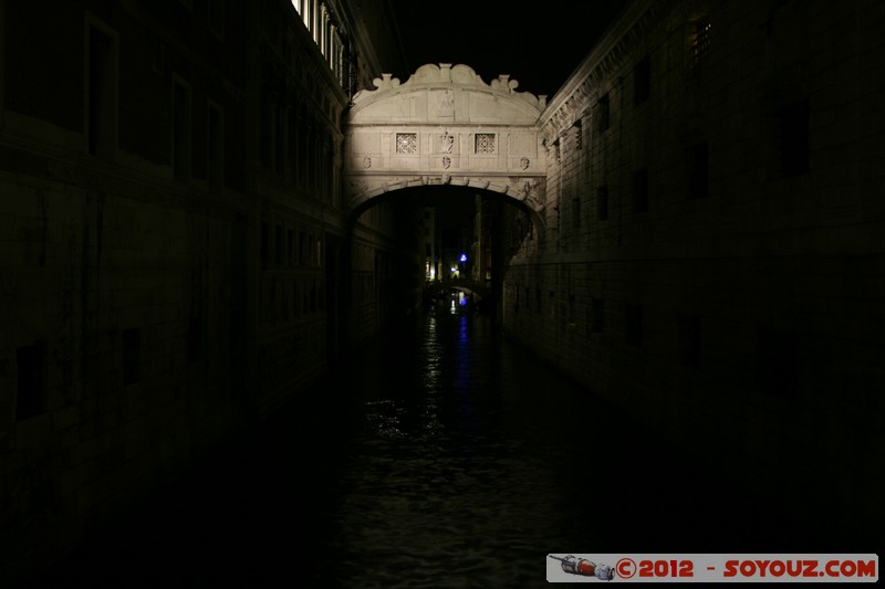 Venezia di notte - Ponte dei Sospiri
Mots-clés: geo:lat=45.43365833 geo:lon=12.34106667 geotagged ITA Italie SestiÃ¨re di San Marco Veneto Venezia patrimoine unesco Nuit Pont