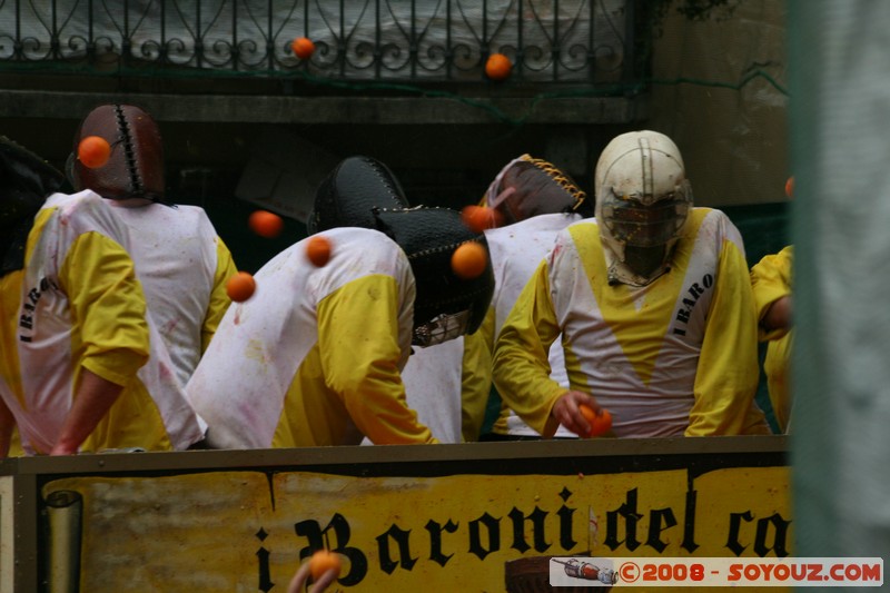 Ivrea - Battaglia delle Arance - Tuchini Del Borghetto e i Baroni del Castello
