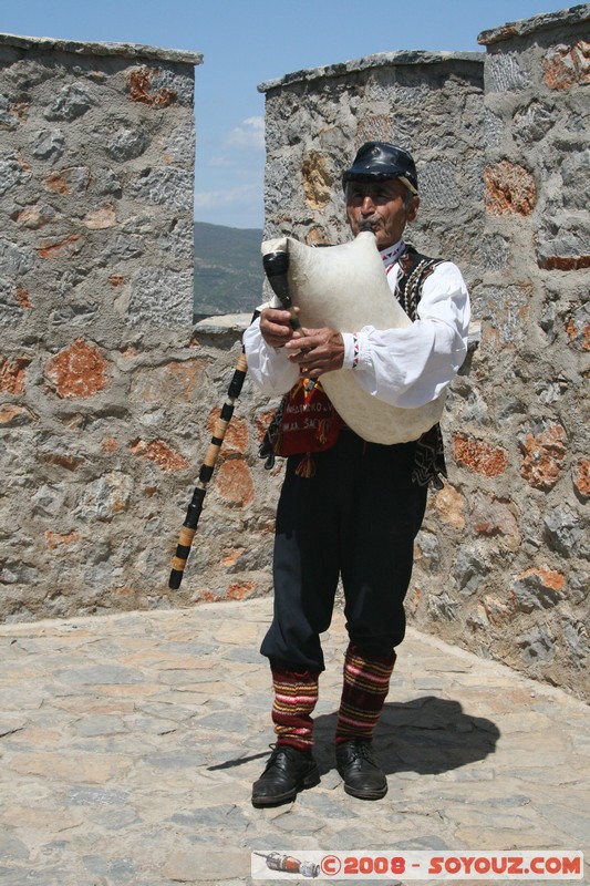 Ohrid - Samuilâ��s Fortress - Gaida (Cornemuse) player
Mots-clés: patrimoine unesco musique chateau Ruines