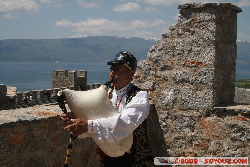 Ohrid - Samuilâ��s Fortress - Gaida (Cornemuse) player
Mots-clés: patrimoine unesco musique chateau Ruines