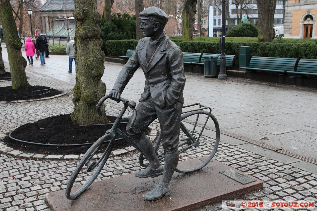Oslo - Karl Johans gate
Mots-clés: geo:lat=59.91494226 geo:lon=10.73473714 geotagged NOR Norv&egrave;ge Oslo Vika Norway Karl Johans gate sculpture statue