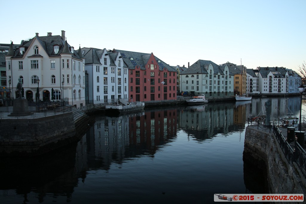 Alesund - Apotekergata
Mots-clés: lesund geo:lat=62.47095930 geo:lon=6.15156600 geotagged More og Romdal NOR Norv&egrave;ge Norway Alesund