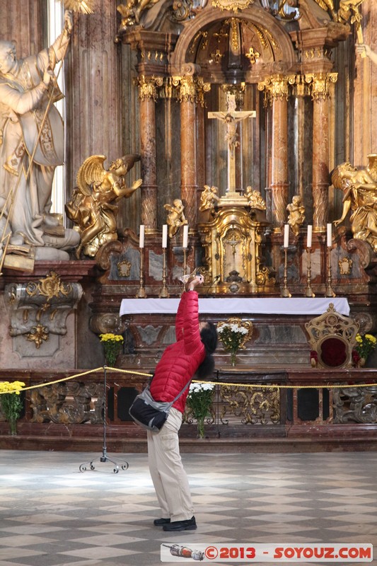 Prague - Chram sv. Mikulase - Strange position for a picture
Mots-clés: CZE geo:lat=50.08787768 geo:lon=14.40332294 geotagged Hlavn&Atilde;&shy; m&Auml;�sto Praha Prager Kleinseite R&Atilde;&copy;publique Tch&Atilde;&uml;que Sedlec patrimoine unesco Malostranske Namesti Chram sv. Mikulase Eglise personnes