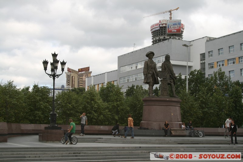 Ekaterinburg - Monument aux fondateurs de la ville
Mots-clés: statue