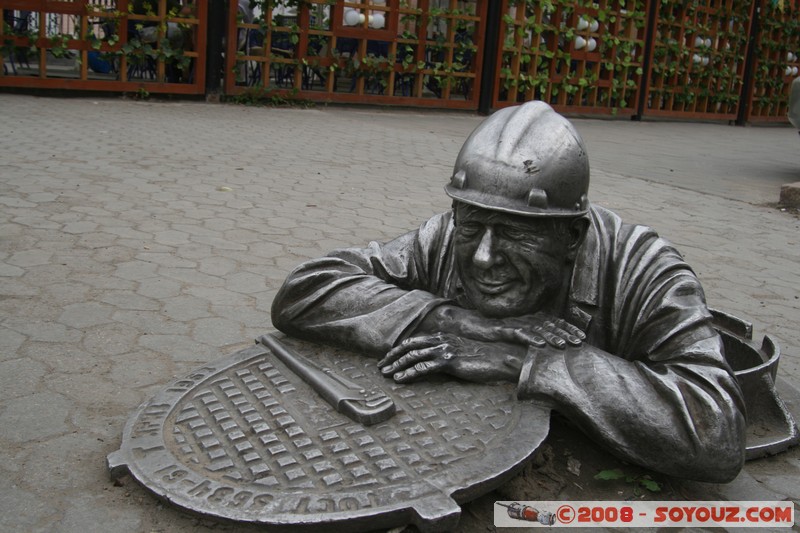 Omsk - Stepanych
The statue of a fictional sanitary technician Stepanych. 
Mots-clés: sculpture statue