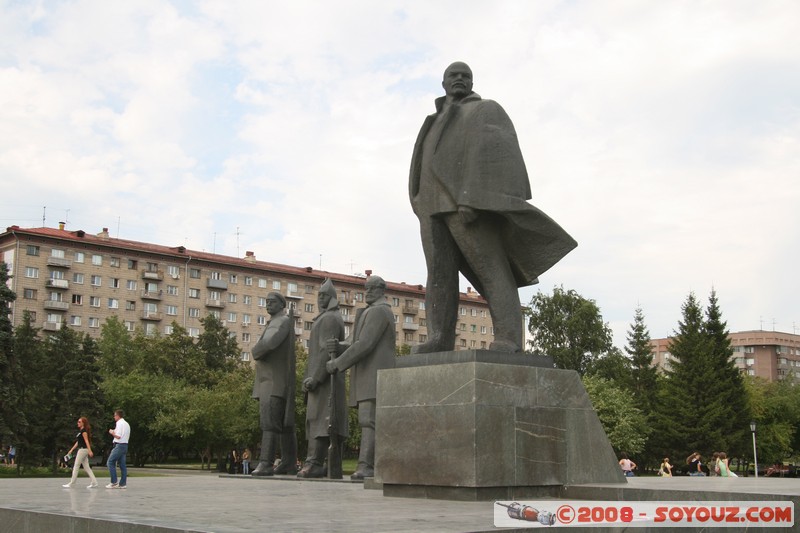 Novosibirsk - Statue de Lenine et soldats
Mots-clés: Communisme lenine statue