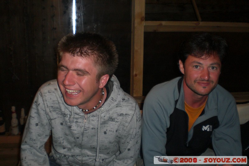 Olkhon - Khuzir - Soiree avec d'autres touristes
Mots-clés: Nuit