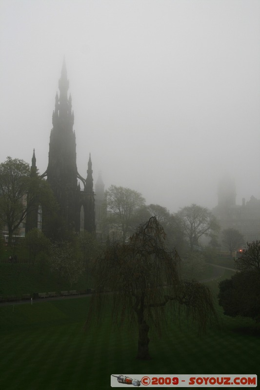 Edinburgh - Princes Street Gardens - Monument to Sir Walter Scott
The Mound, Edinburgh, City of Edinburgh EH2 2, UK
Mots-clés: brume Monument patrimoine unesco