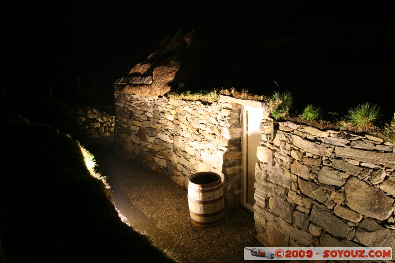 Hebridean Islands - Lewis - Hebridean Islands - Lewis - Gearrannan Blackhouse by night
Mots-clés: Blackhouse Nuit