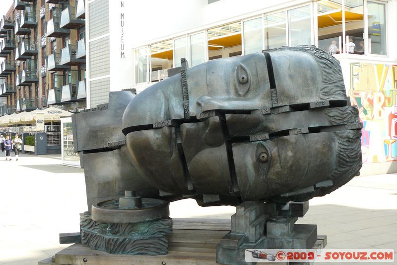 London - Southwark - Shad Thames - Eduardo Palozzi sculpture
Maguire St, Camberwell, Greater London SE1 2, UK
Mots-clés: Shad Thames sculpture