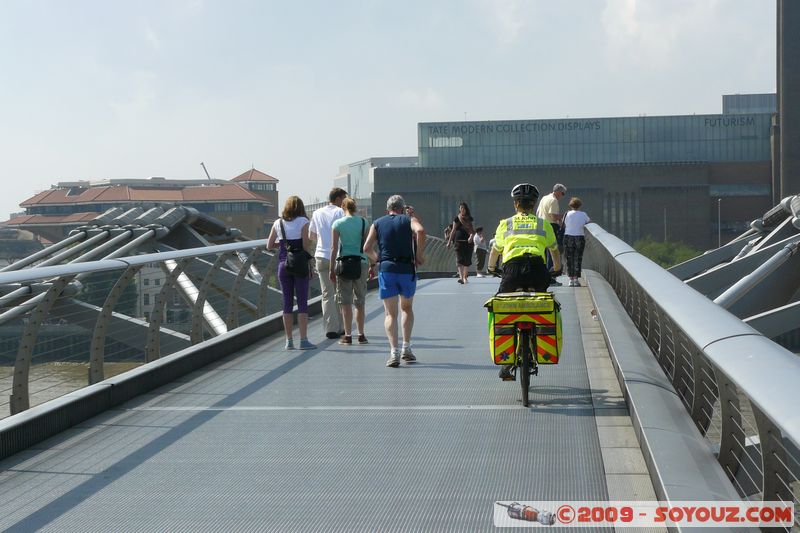 London - The City - Millennium Bridge - bicycle ambulance
Trig Ln, City of London, EC4V 3, UK
Mots-clés: Millennium Bridge