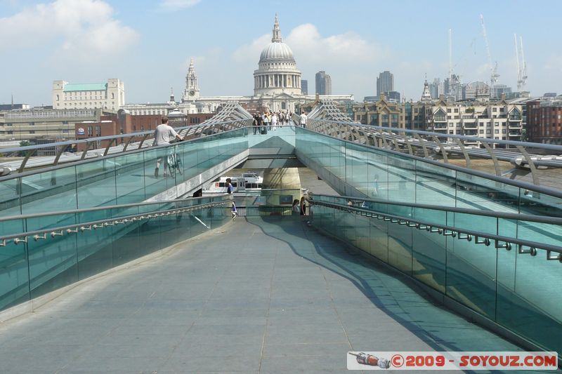 London - The City - Millennium Bridge and St Paul's Cathedral
Bankside Jetty, Camberwell, Greater London SE1 9, UK
Mots-clés: Millennium Bridge Eglise St Paul's Cathedral