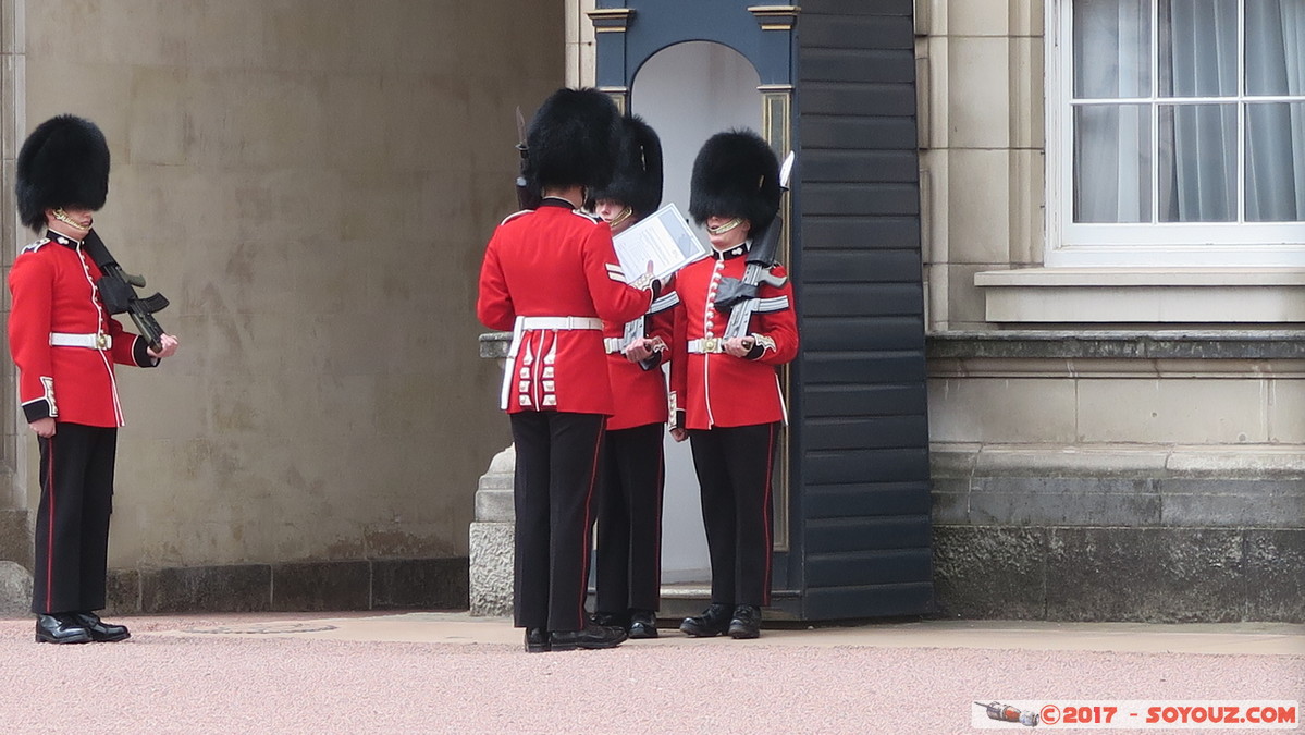 London - Buckingham Palace - Changing of the Guard
Mots-clés: England GBR geo:lat=51.50162333 geo:lon=-0.14109833 geotagged Royaume-Uni St. James's Ward Victoria London Londres Buckingham Palace