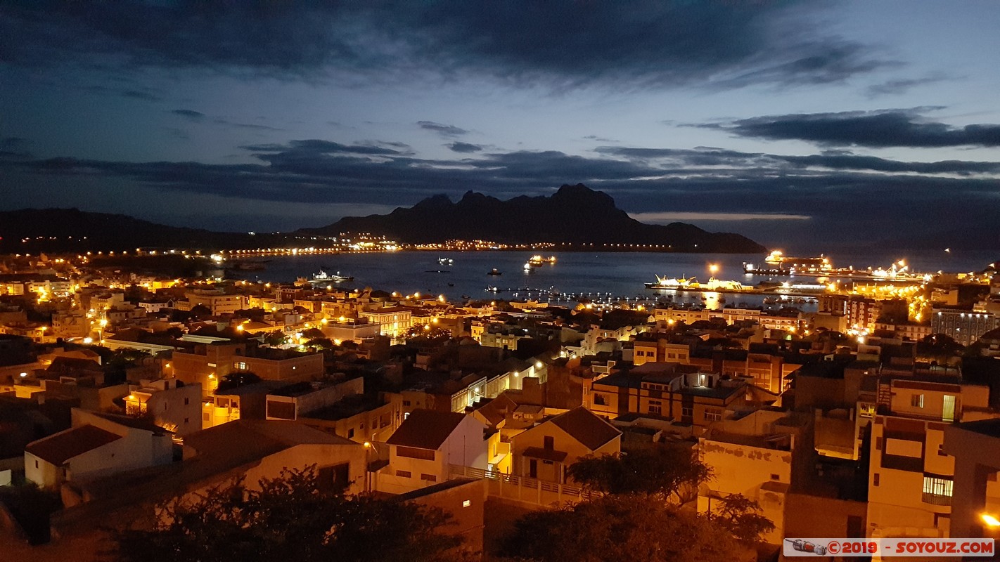 Sao Vicente - Mindelo by Night
Mots-clés: Sao Vicente Mindelo Solar Windelo Mer Nuit Lumiere