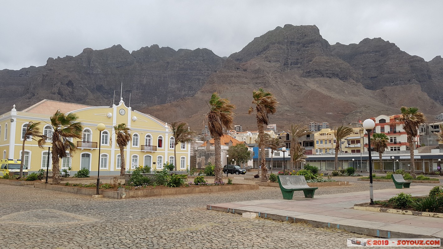 Santo Antao - Ponta do Sol - Câmara Municipal
Mots-clés: Santo Antao Ponta do Sol Largo da Praca Montagne Câmara Municipal