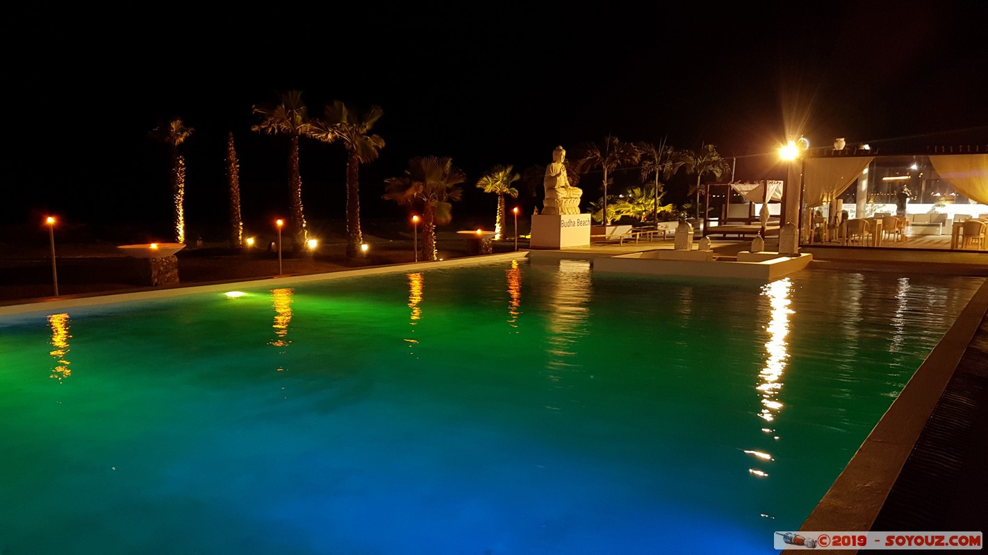 Sal - Santa Maria by night - The Budha Beach Hotel
Mots-clés: Sal Santa Maria The Budha Beach Hotel Nuit Piscine