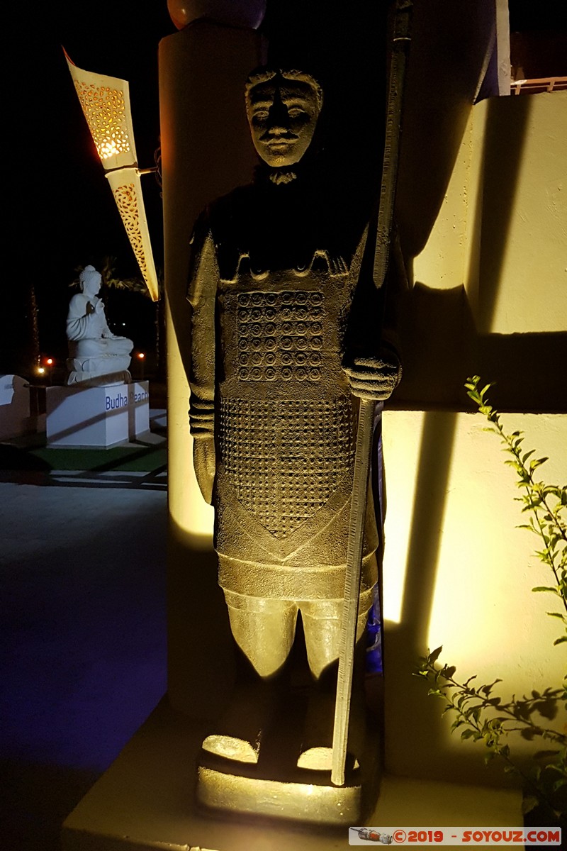 Sal - Santa Maria by night - The Budha Beach Hotel
Mots-clés: Sal Santa Maria The Budha Beach Hotel sculpture statue