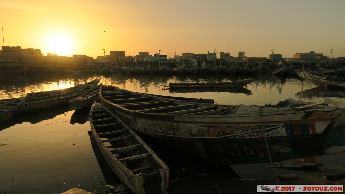 Saint-Louis - Bateaux de pecheurs au soleil couchant
Mots-clés: geo:lat=16.02654412 geo:lon=-16.50633842 geotagged Region Saint-Louis SEN Senegal Sor Saint-Louis patrimoine unesco Lumiere sunset bateau