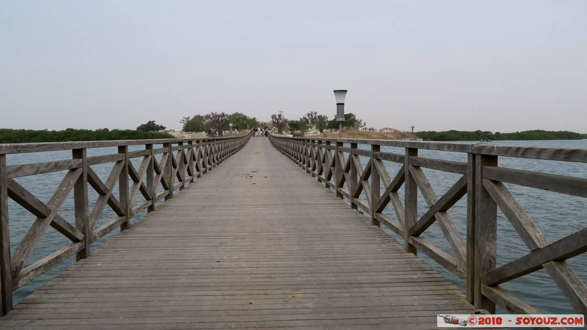 Pont vers le cimetiere de Fadiouth
Mots-clés: geo:lat=14.15390013 geo:lon=-16.82459861 geotagged Joal-Fadiout SEN Senegal Thiès Ile de Fadiouth Pont