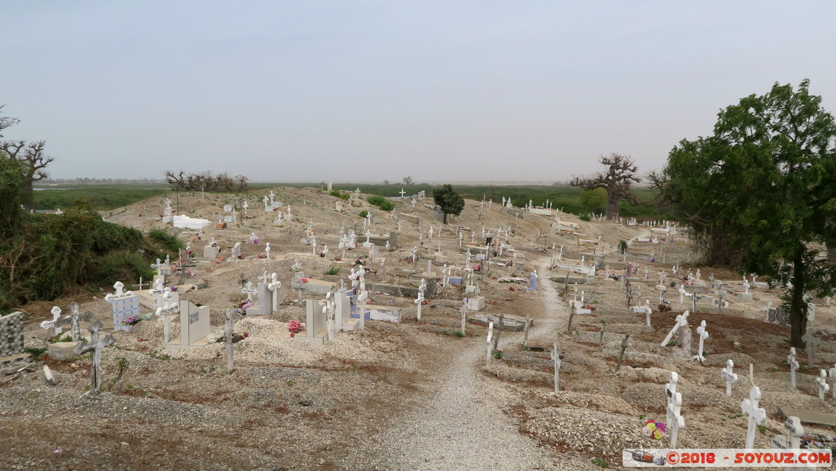 Cimetiere Chretien et Musukman de Fadiouth
Mots-clés: geo:lat=14.15556723 geo:lon=-16.82541132 geotagged Joal-Fadiout SEN Senegal Thiès Ile de Fadiouth cimetiere