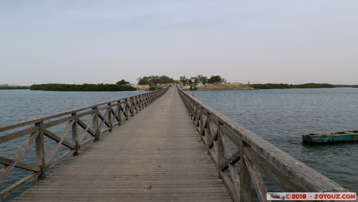 Pont vers le cimetiere de Fadiouth
Mots-clés: geo:lat=14.15471418 geo:lon=-16.82507336 geotagged Joal-Fadiout SEN Senegal Thiès Ile de Fadiouth Pont