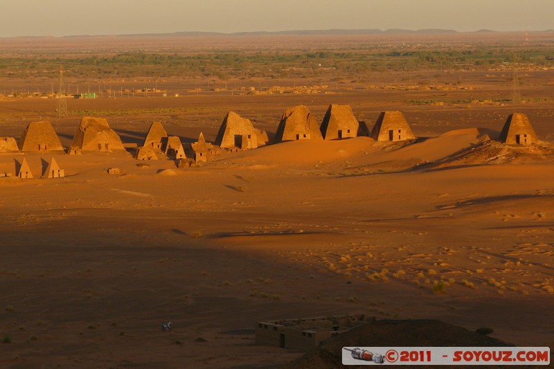 Sunrise on Meroe pyramids
Mots-clés: geo:lat=16.93383554 geo:lon=33.75800908 geotagged Hillat ed Darqab Nahr an NÄ«l SDN Soudan Ruines Egypte patrimoine unesco sunset Desert