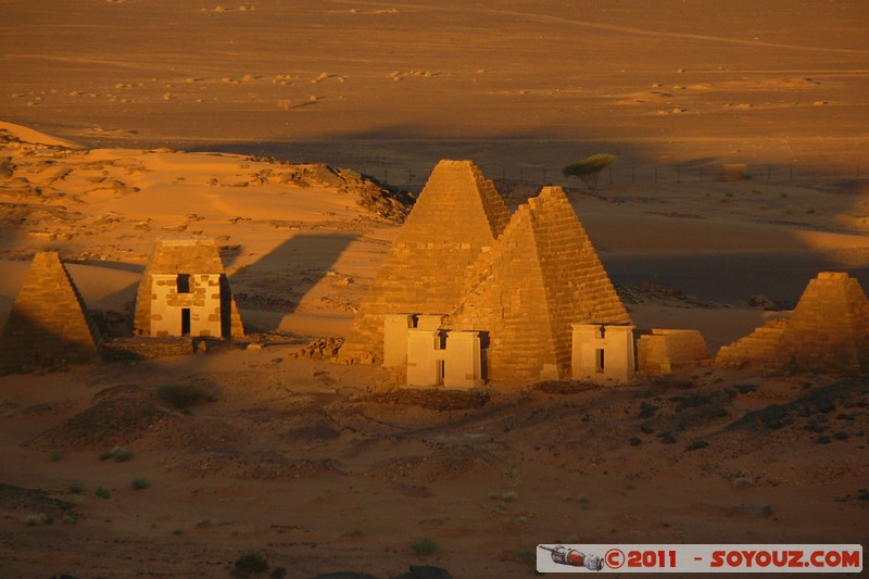 Sunrise on Meroe pyramids
Mots-clés: geo:lat=16.93383554 geo:lon=33.75800908 geotagged Hillat ed Darqab Nahr an NÄ«l SDN Soudan Ruines Egypte patrimoine unesco sunset Desert