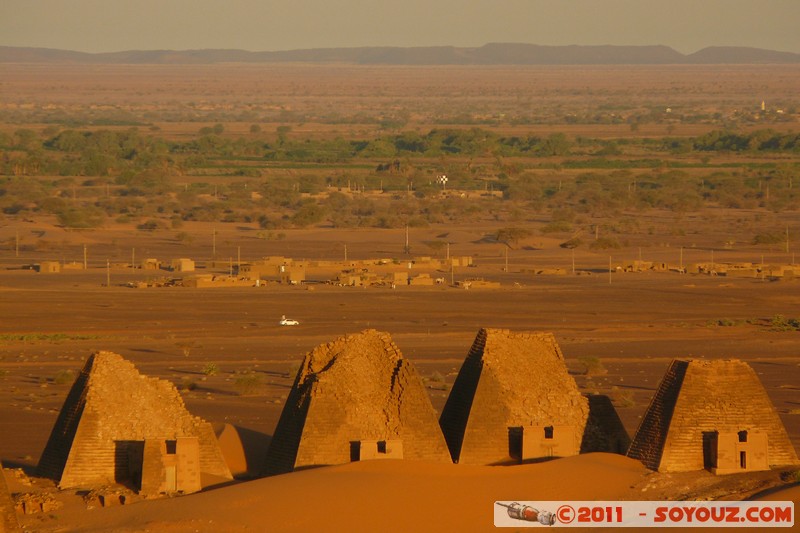 Sunrise on Meroe pyramids
Mots-clés: geo:lat=16.93383554 geo:lon=33.75800908 geotagged Hillat ed Darqab Nahr an NÄ«l SDN Soudan Ruines Egypte patrimoine unesco sunset Desert