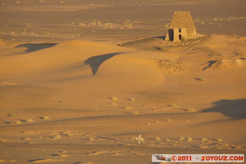 Sunrise on Meroe pyramids
Mots-clés: geo:lat=16.93383554 geo:lon=33.75800908 geotagged Hillat ed Darqab Nahr an NÄ«l SDN Soudan Ruines Egypte patrimoine unesco sunset Desert