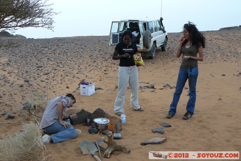 Meroe - Camp site - Preparing Diner
Mots-clés: geo:lat=16.93328387 geo:lon=33.75507206 geotagged Hillat ed Darqab Nahr an NÄ«l Soudan