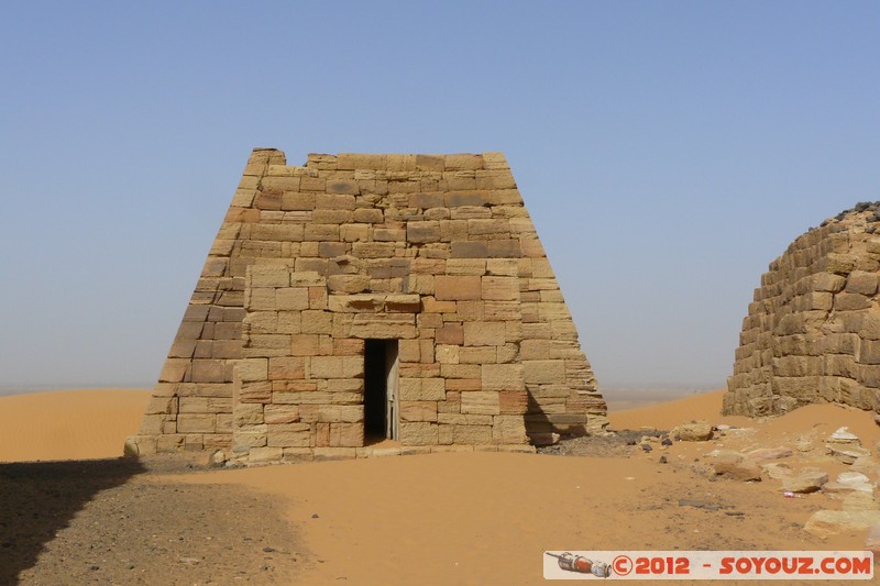 Meroe Pyramids - Northern Cemetery
Mots-clés: geo:lat=16.93758430 geo:lon=33.74871254 geotagged Hillat ed Darqab Nahr an NÄ«l Soudan Ruines egyptiennes patrimoine unesco